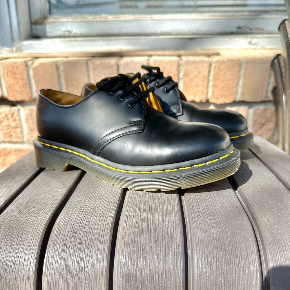 doc martens 1461 classic leather// size 4 US Men/6 US Women